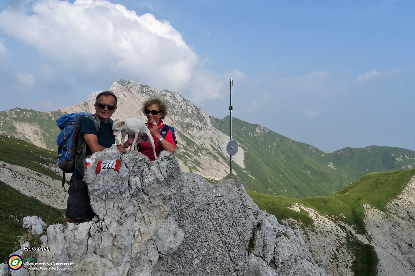 86 Bella crocetta su roccia con vista in Cima di Valmora.JPG